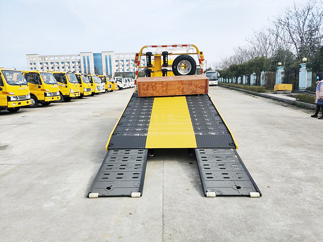 重汽豪沃國六藍(lán)牌清障車