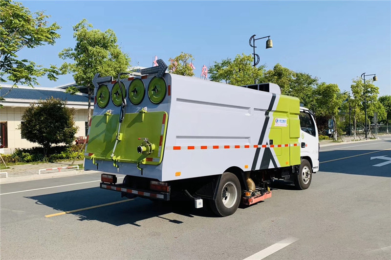 國(guó)六小多利卡5噸1水4塵吸塵車(chē)