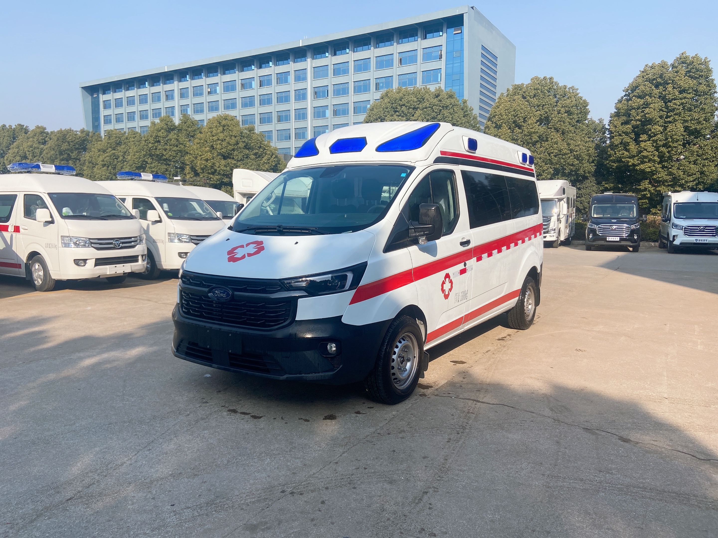 福特新全順短軸中頂運(yùn)輸型救護(hù)車(chē)（汽油）