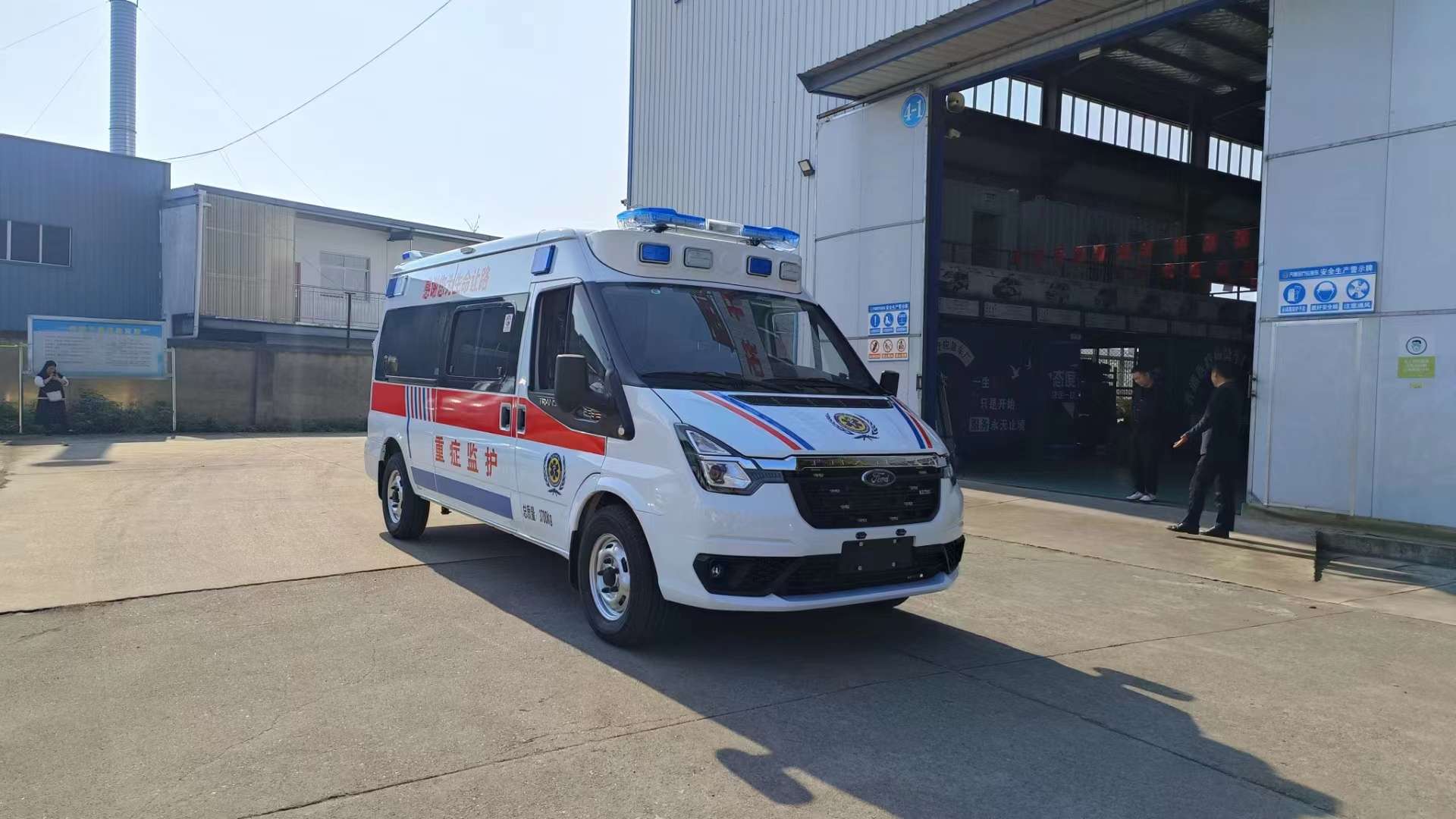 福特V348長(zhǎng)軸中頂監(jiān)護(hù)型救護(hù)車(chē)